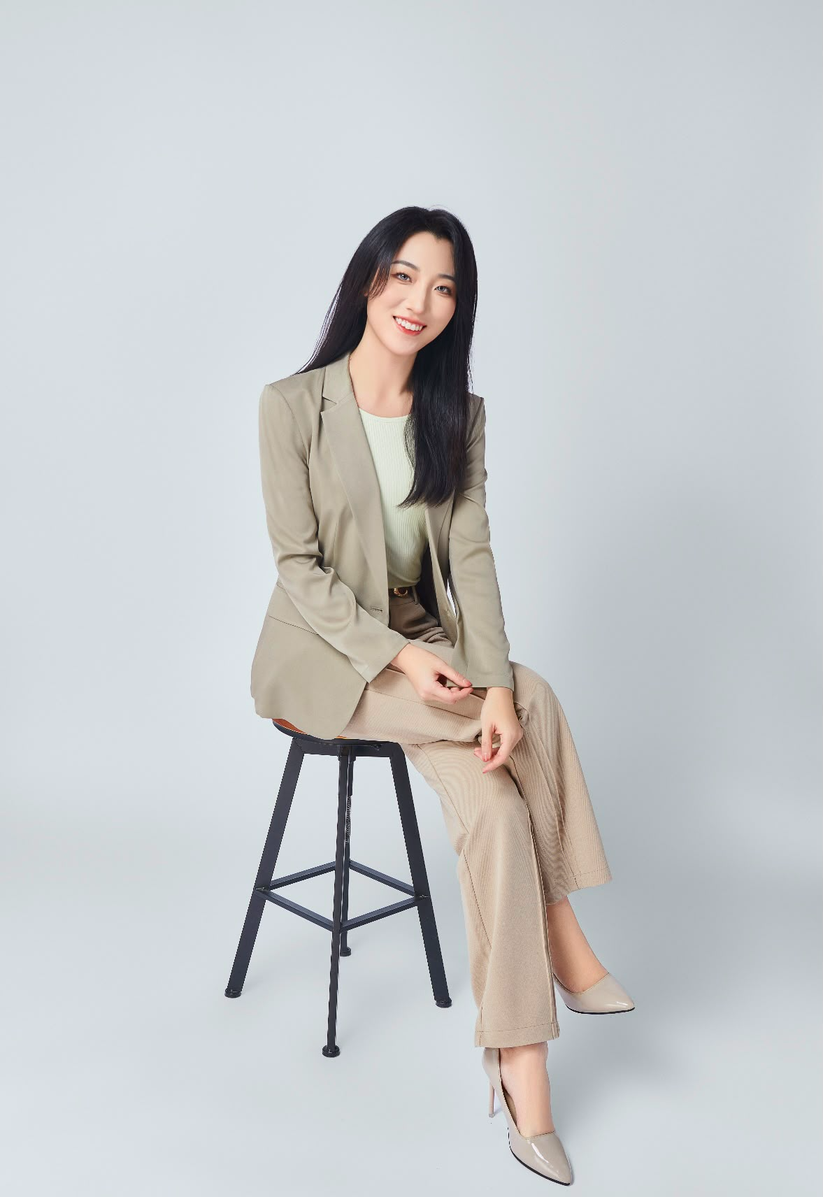 Portrait of Maggie Li, human centric leadership coach